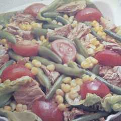 Una foto de Ensalada de atún y tomate