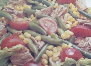 Una foto de Ensalada de atún y tomate