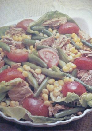 Una foto de Ensalada de atún y tomate