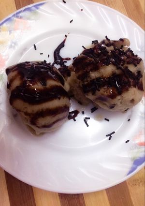 A picture of Banana and chocochip ice cream.