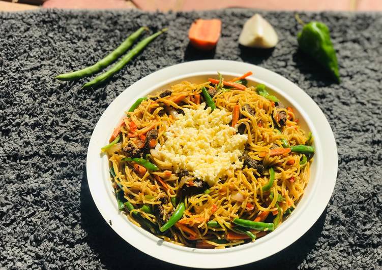 Stirfry veggies pasta with scrambled egg