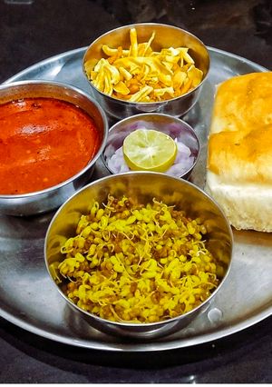 A picture of Kolhapuri Misal Pav.