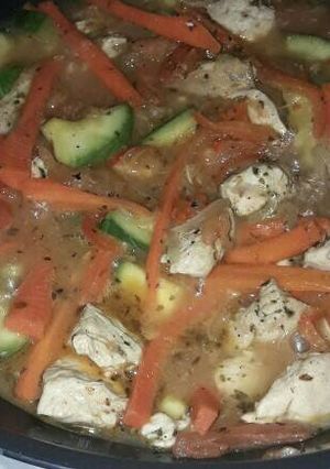 Una foto de Wok de verduras y pollo
