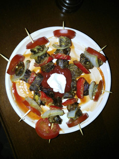 Una foto de Mini Brochetas de carne de res con salsa de mostaza