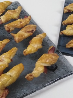 Una foto de Tirabuzones de hojaldre con jamón y queso