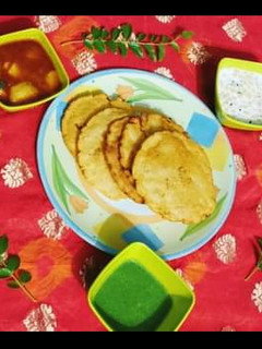बेसन की मठरी (besan ki mathri recipe in Hindi) रेसिपी मुख्य फोटो