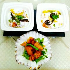 A picture of Dahi bhalle.