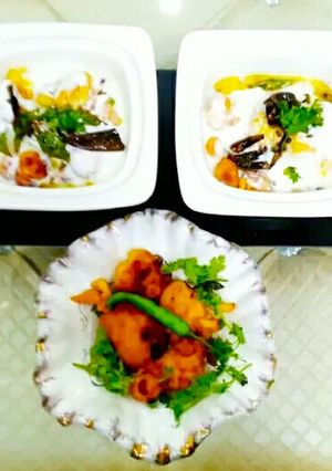 A picture of Dahi bhalle.