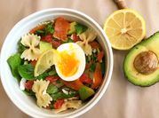 Une photo de pamplemousse salade