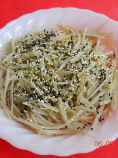 健康素食:涼拌牛蒡絲 的食譜成品照片