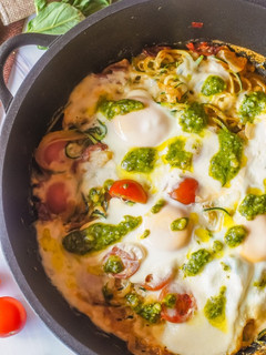 Una foto de Sartenada de espaguetis de calabacín y huevos con pesto