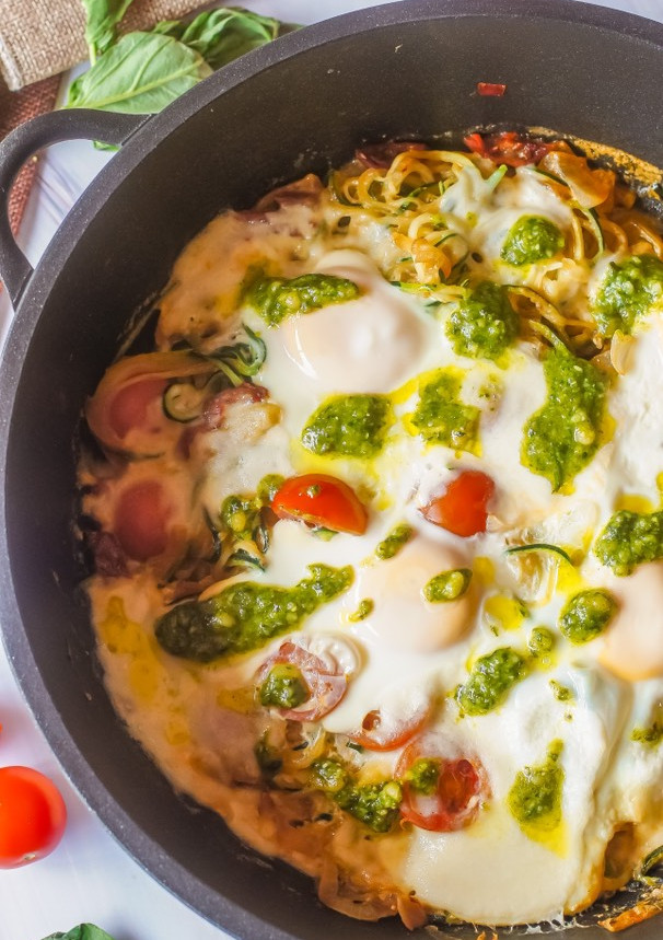 Una foto de Sartenada de espaguetis de calabacín y huevos con pesto