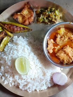 দেশি স্টাইলে স্পাইসি চিকেন কারি (deshi style e spicy chicken curry recipe in Bengali) রেসিপির প্রধান ছবি