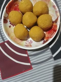 बेसन के लड्डू (besan ke ladoo recipe in Hindi) रेसिपी मुख्य फोटो
