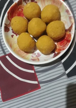 बेसन के लड्डू (besan ke ladoo recipe in Hindi) रेसिपी मुख्य फोटो