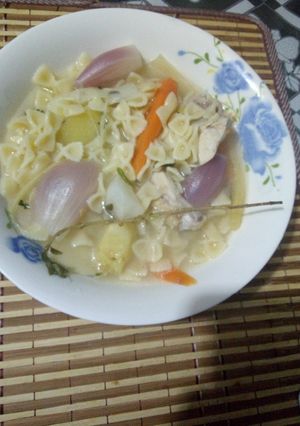 Una foto de Sopita de pollo con cebolla
