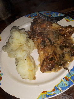 Una foto de Pollo con crema y verdeo