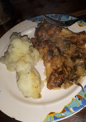 Una foto de Pollo con crema y verdeo