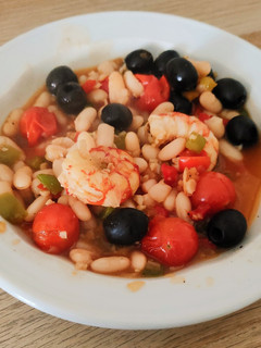 Una foto de Alubias con gambas y verduras