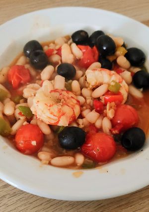 Una foto de Alubias con gambas y verduras