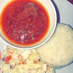 A picture of Shinkafa da miya da salad din dankali.