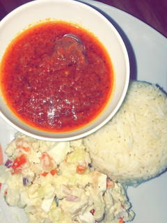 A picture of Shinkafa da miya da salad din dankali.