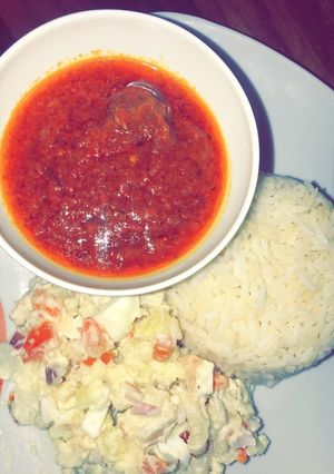 A picture of Shinkafa da miya da salad din dankali.
