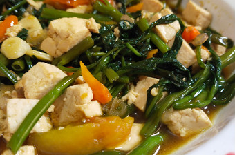 Bagaimana Menyiapkan Tumis Kangkung Tahu Saus Tiram Anti Gagal