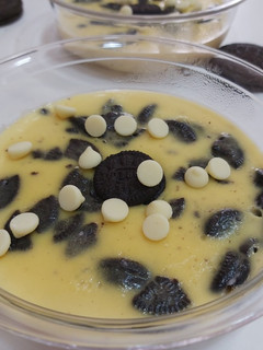Una foto de Natillas de chocolate blanco y oreo
