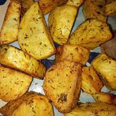 A picture of Papas fritas con tomillo, pimienta negra y orégano.