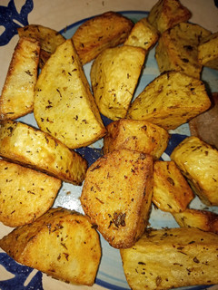 Una foto de Papas fritas con tomillo, pimienta negra y orégano