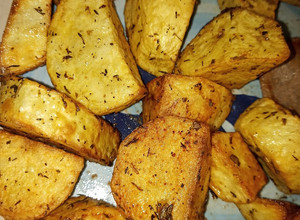 Una foto de Papas fritas con tomillo, pimienta negra y orégano
