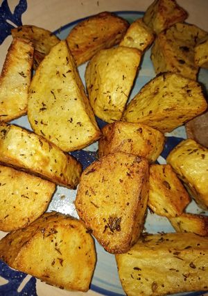 Una foto de Papas fritas con tomillo, pimienta negra y orégano