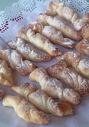 Una foto de Caramelos de Hojaldre rellenos de chocolate Blanco y Azúcar Glass