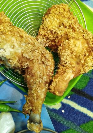 के एफ सी स्टाईल फ्राईड चिकन (KFC style fried chiken recipe in marathi) रेसिपी चे मुख्य फोटो 