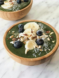 Una foto de Smoothie bowl de espinacas y frutos rojos
