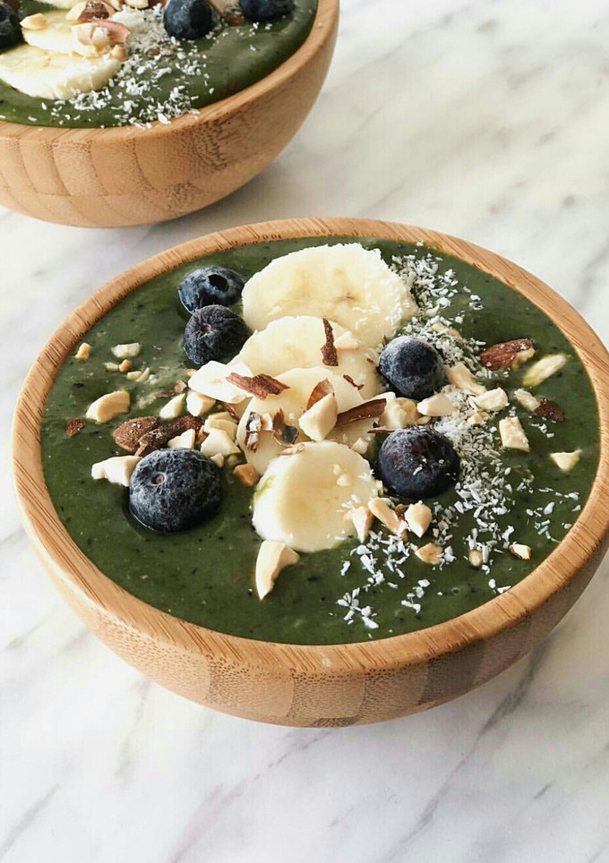 Una foto de Smoothie bowl de espinacas y frutos rojos