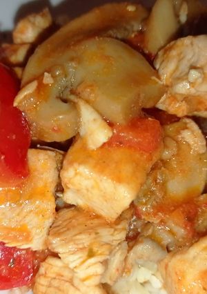 Gombás csirkemellkockák paradicsomosan recept fotója