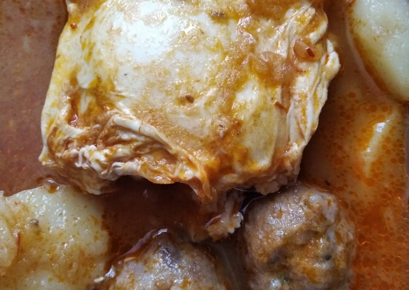 Patatas guisadas con albóndigas y huevo