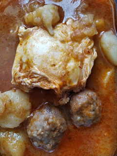 Una foto de Patatas guisadas con albóndigas y huevo
