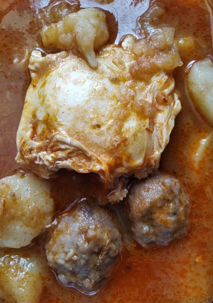 Una foto de Patatas guisadas con albóndigas y huevo