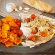 Pargo con fritada de ajos y chips de boniato