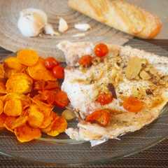 Una foto de Pargo con fritada de ajos y chips de boniato
