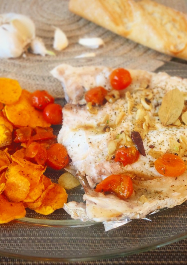 Una foto de Pargo con fritada de ajos y chips de boniato