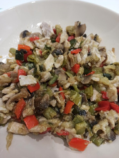 Una foto de Verduras con pollo y champiñones