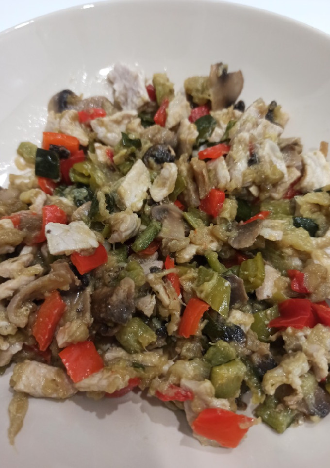Una foto de Verduras con pollo y champiñones