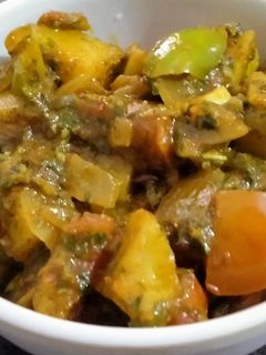 આલુ પાલક સબ્જી (Aloo Palak Recipe In Gujarati) રેસીપી મુખ્ય ફોટો