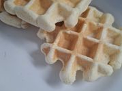 Una foto de waffles desayuno