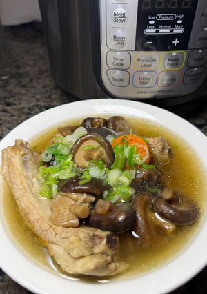 Hình của món Sườn Hầm Nấm Đông Cô và Cà Rốt.