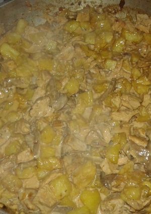 Una foto de Pollo al champiñon con papas